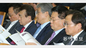 “면세점 또 졸속으로 늘리나” vs “빗장 풀어 파이 키워야”