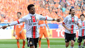 아드리아노 2골… 숨멎은 中산둥