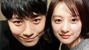 진구-김지원, ‘태양의 후예’ 본방사수 격려 인증샷…훈훈한 커플 케미