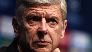 [인조이 EPL] 위기의 웽거 감독…3위 아스널 우승권 멀어지자 ‘경질 목소리’