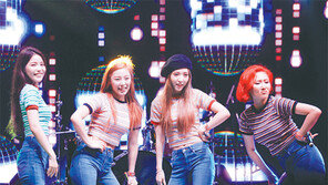 “케이팝 즐기자” 한 블록 전체 둘러싼 대기 줄