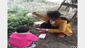 자신 팔아 받은돈인 줄도 모르고…돈 세는 엄마 돕는 3세 딸