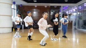 “스모키 화장에 섹시춤까지”… 4세 여아 걸그룹 ‘빈축’