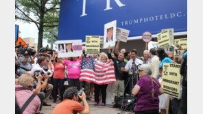 트럼프 애리조나 유세 차질…“트럼프는 똥” 길 막고 반대시위