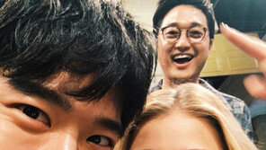 ‘문제적 남자’ 하석진, 클로이 모레츠와 다정한 인증샷…‘뇌섹’ 훈남훈녀의 만남