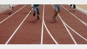 초등학교 운동장 우레탄트랙 절반 이상서 ‘납 기준 초과’…“앉지 마세요”