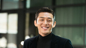 ‘육룡이’ 끝…입대 준비하는 유아인