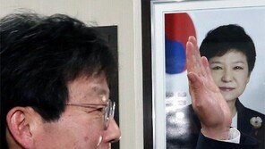 결국, 그가 떠밀려 나갔다