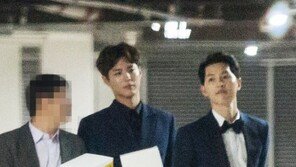 “이런 투샷, 옳지 말입니다”… 송중기 박보검, 퇴근길 포착