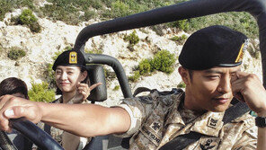 ‘태양의 후예’ 진구-김지원 커플, 절벽 인증샷 보니…“심장이 바운스”