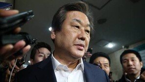 ‘옥새 투쟁’ 김무성 “도장 갖고 안 내려가, 당사에 있다” 