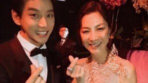 중국 ‘나가수’ 가왕전 진출 황치열, 양자경과 다정샷…손가락 하트+화기애애 ‘무슨 사이?’