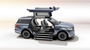 포드, 링컨 내비게이터 ‘걸윙 도어의 편리함·고급 브랜드의 화려함’