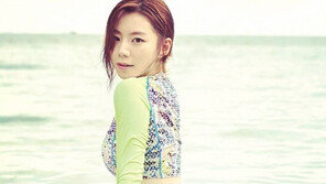 ‘복귀’ 박수진, 근황 화보 보니? 잘록한 허리 드러낸 채 ‘S라인’ 과시 