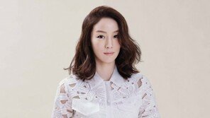 “쌍둥이 엄마의 외출”… 문정원, 연예인 기죽이는 미모[화보]