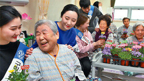 어르신에 봄꽃 선물