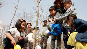 “나무야, 무럭무럭 잘 자라라”