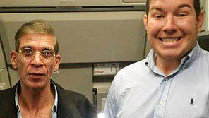 ‘가짜 폭탄’ 여객기 납치범, 인질과 인증샷