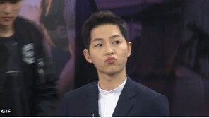 송중기 ‘9시 뉴스’ 비하인드 컷 공개, 입술 ‘쭉~!’…“혼자 보기 아깝지 말입니다!”