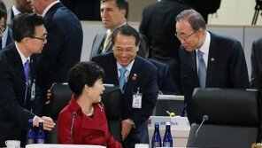 朴대통령, 반총장과 핵안보정상회의에서 만나 대화 