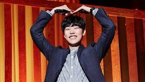 류준열 생애 첫 팬미팅, 쌀·사료 5톤-자전거 100대 기부화환 가득 