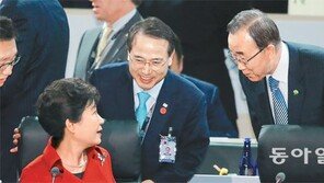 核정상회의장서 朴대통령-潘총장 ‘3분 덕담’