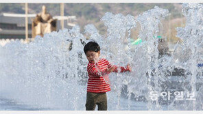 “아이, 시원해… 첨벙첨벙” 분수로 뛰어든 개구쟁이