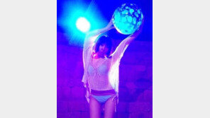 ‘2NE1 탈퇴설’  공민지 비키니 자태보니? 한뼘 비키니 사이로 ‘볼륨+탄탄’ 아찔!