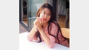 AOA 설현, 분홍색 쉬폰 원피스 차림으로 꾸벅~ “자는 거 아니에요”