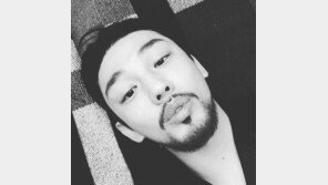 수염 기른 유아인, 사복 입고도 ‘잘 어울리네’