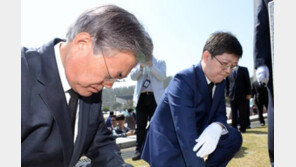 광주서 무릎 꿇은 문재인 “정권교체, 더민주당만이 가능” 호소