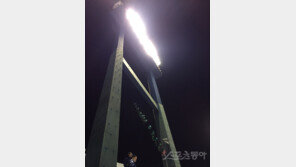 [런다운] 마산구장 조명탑 파편이 빚은 맥주병 소동