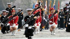 국군 의장대 화려한 ‘총 돌리기’ 시범