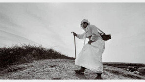 굿판에 참여하는 평범한 사람들의 이야기