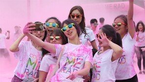 온몸에 형형색색 파우더 