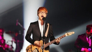 ‘복면가왕’ 음악대장 정체는 하현우? 과거 ‘나혼자’ 파격무대에 보라 “소름 쫙!”