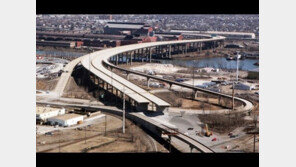 승용차 철로진입…네비게이션 따랐다 폐쇄 고가서 추락 사망도 