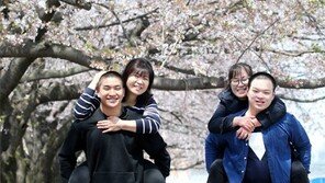 “어머니 감사합니다”… 벚꽃길 따라 육군훈련소 입소