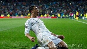 호날두 해트트릭…벼랑 끝 레알 살렸다