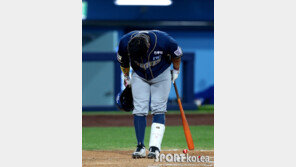 허리 숙인 박석민, 박수로 화답해준 삼성팬