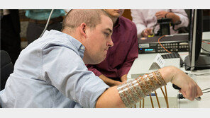 AI, 사지마비 환자 손을 움직이게 하다