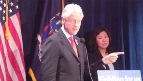 청중과 눈 맞추고, 일일이 악수… ‘록스타 클린턴’