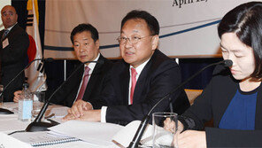 유일호 “추경 편성 고려”