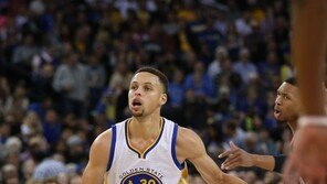 골든스테이트 완승했지만…커리 부상