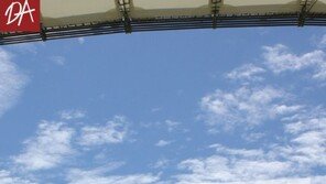 [카드뉴스] 율면중 여자축구부, 3년 만에 첫 승…희망을 차는 아이들