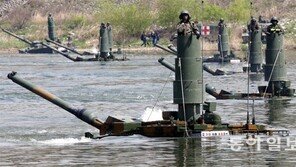 “수심 4m 하천도 문제없어” 남한강 건너는 ‘K-2 흑표전차’ 