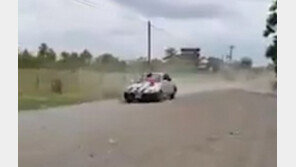 [영상]바람피운 아내 車 보닛에 묶고 질주? 남편의 보복 ‘섬뜩’ 