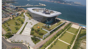 “옛 부산항 모습 보며 한국의 미래 화폭에 담을까?”