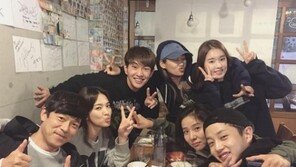 ‘태양의 후예 스페셜’ 송혜교 의료팀과 회식 인증샷 ‘발그레’…“민석아 넌 어디 소속이니?”