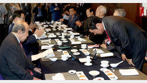 김수한 “與 막장드라마 추태… 목불인견” vs 원유철 “입이 열 개라도 할 말 없습니다” 